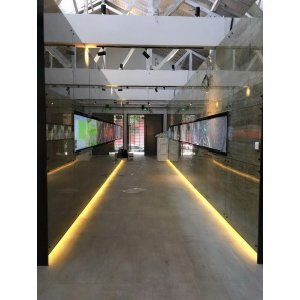 北京市海淀區(qū)國(guó)際酒類交易所55寸3.5mm1X9